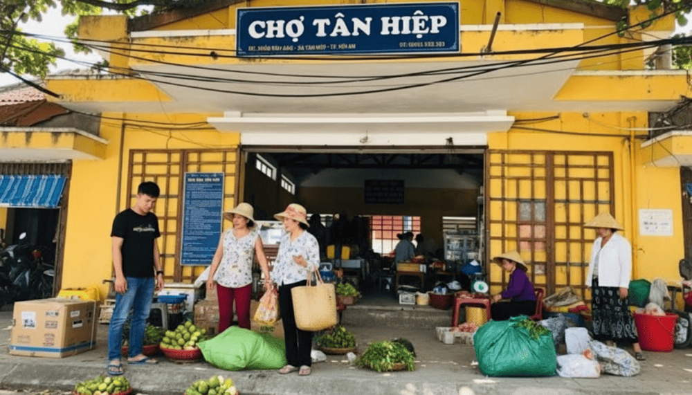 Tan Hiep Market specializes in selling agricultural products, food, dried goods, and souvenirs